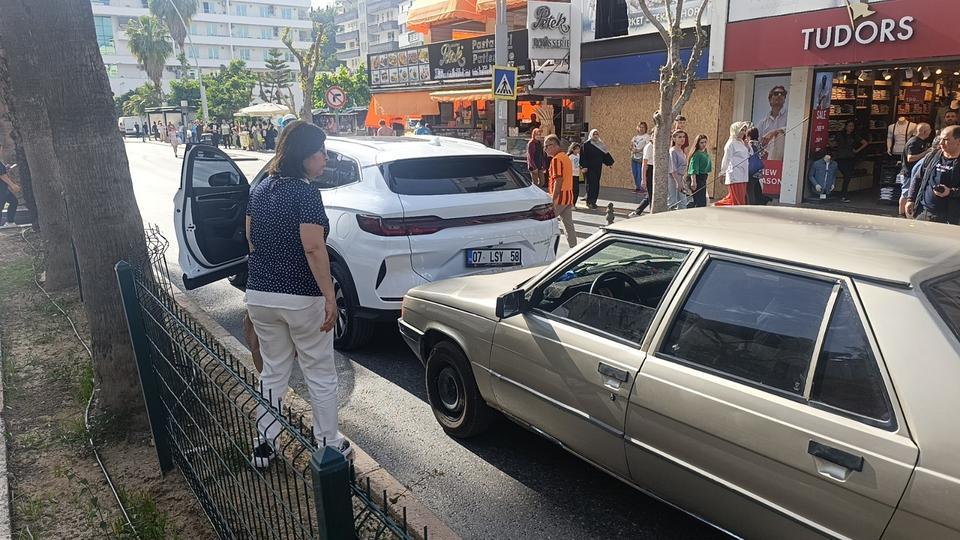 EHLİYETSİZ VE ALKOLLÜ SÜRÜCÜ 2 GÜNLÜK SON MODEL CİPE ÇARPTI, ARAÇ SAHİPLERİ ÇİLEDEN ÇIKTI AİLENİN TEPKİ GÖSTERDİĞİ SÜRÜCÜ, "ARABANIN FRENLERİ ZAYIF" DİYEREK KENDİNİ SAVUNDU POLİSİN İTEREK YOLU AÇMAYA ÇALIŞTIĞI OTOMOBİLİN DİREKSİYONUNDA TELEFONLA KONUŞMAYA DEVAM ETTİ TEPKİ GÖSTEREN GENÇ KIZ: "YAYAYA YOL VERMENİN CEZASINI ÇEKTİK"