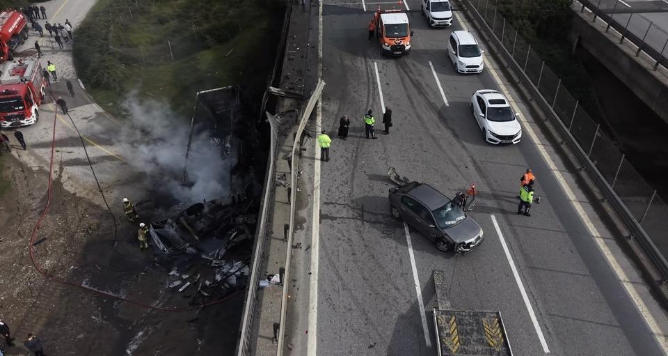 LASTİĞİ PATLATAN TIR KÖPRÜDEN UÇARAK ALEV TOPUNA DÖNDÜ
