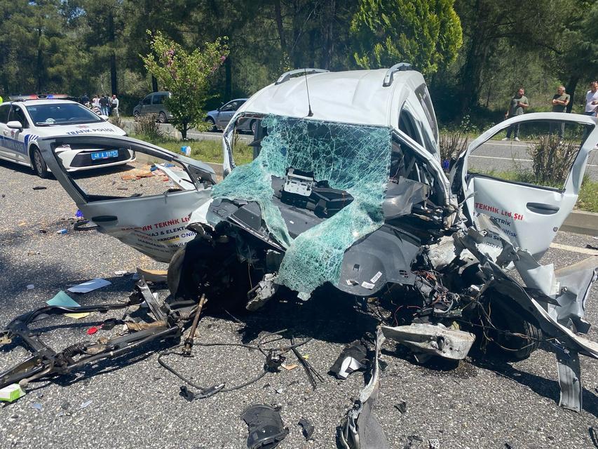 MARMARİS'TE KARAYOLU SAVAŞ ALANINA DÖNDÜ: 1 ÖLÜ, 4 YARALI KAZA NEDENİYLE TRAFİK DURMA NOKTASINA GELDİ