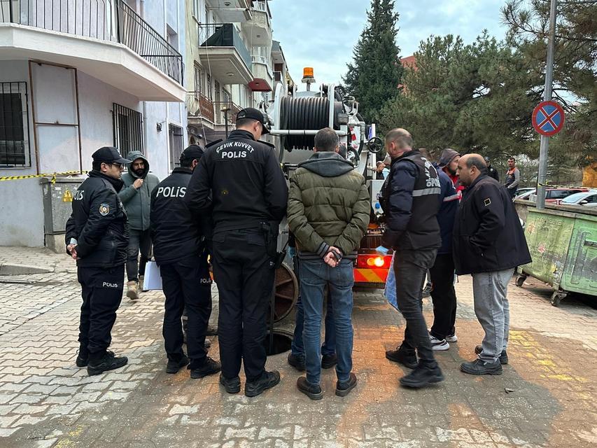 Tıkanan kanalizasyonda cenin bulundu