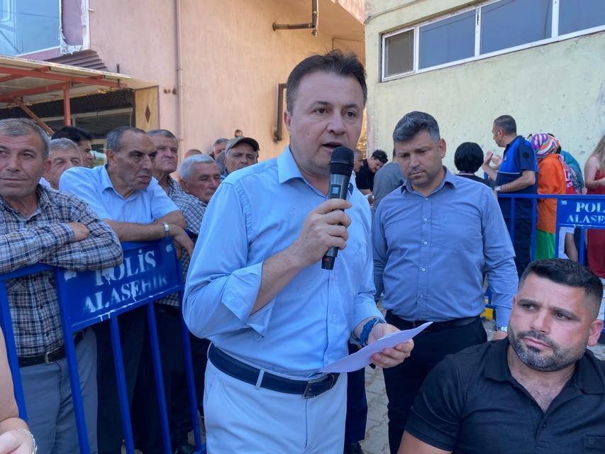 MANİSA'DA DÜZENLENEN KİRAZ FESTİVALİ'NDE KİRAZ YEME YARIŞMASI RENKLİ GÖRÜNTÜLERE SAHNE OLDU KIYASIYA MÜCADELENİN YAŞANDIĞI 5 DAKİKALIK YARIŞMANIN KAZANANI 2 GRAM FARKLA BÜYÜK ÖDÜLÜ KAZANDI