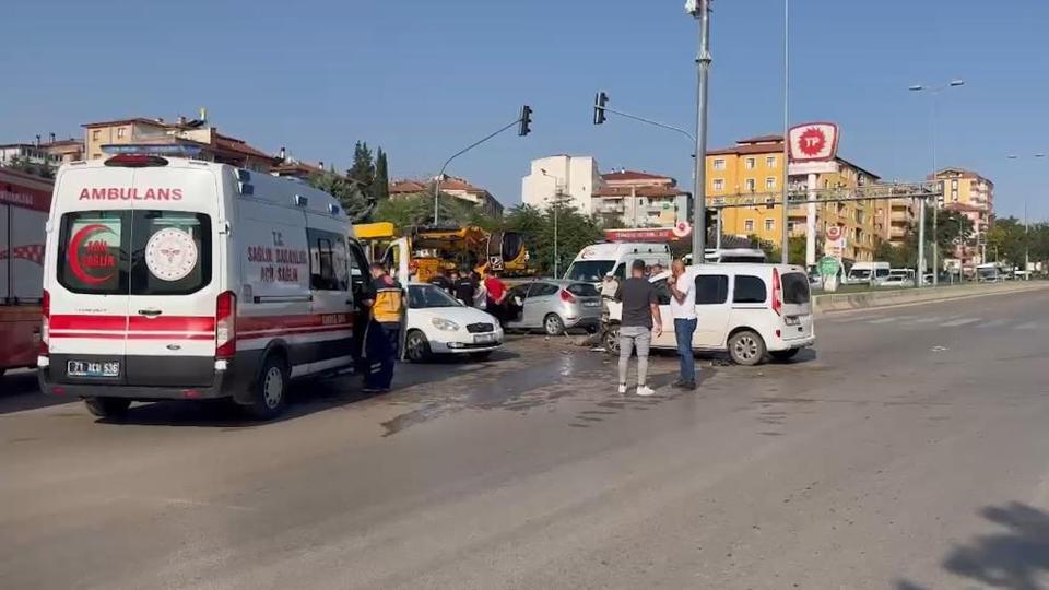 Vakaya giden sivil ekip aracı ile otomobil çarpıştı: 2'si polis 3 yaralı