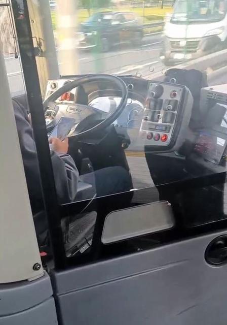 Metrobüs şoförü seyir halinde sohbet edip cep telefonu ile ilgilendi