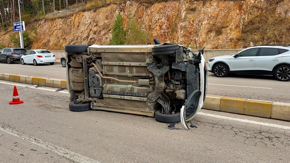 Devrilen otomobilden şans eseri burnu bile kanamadan çıktı