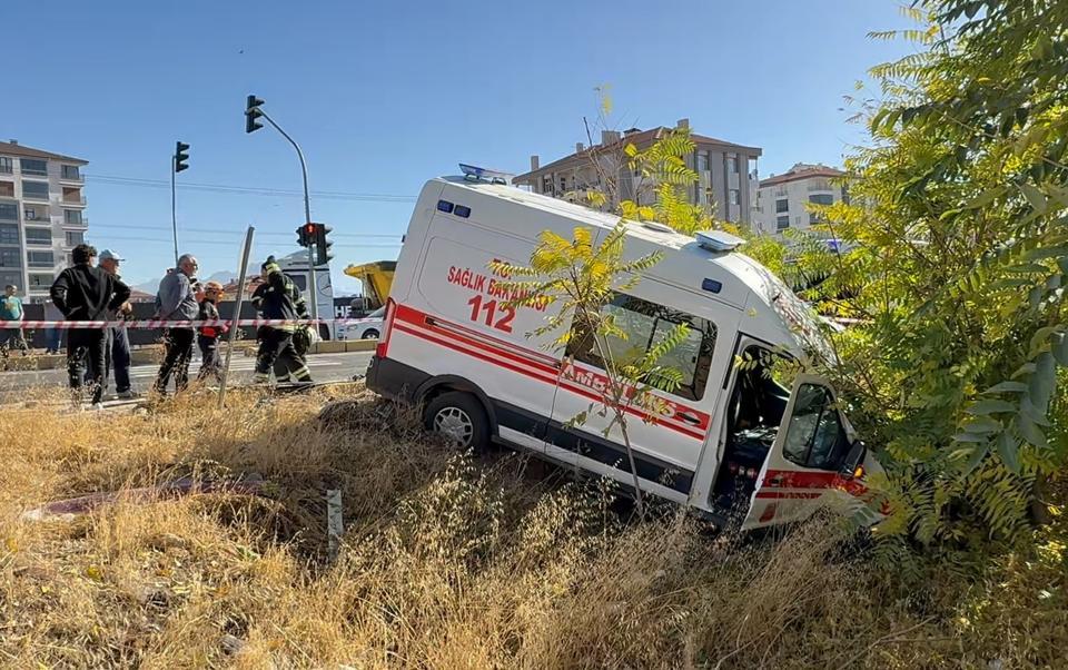 Hastaneye giden doktorun aracı ile hasta taşıyan ambulans çarpıştı: 1'i doktor 7 yaralı