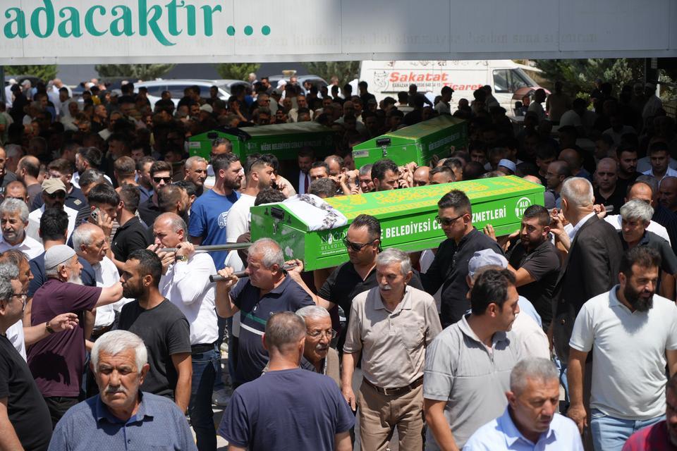 NİĞDE'DE OTOMOBİLDE ÖLÜ BULUNAN KADIN SON YOLCULUĞUNA UĞURLANDI