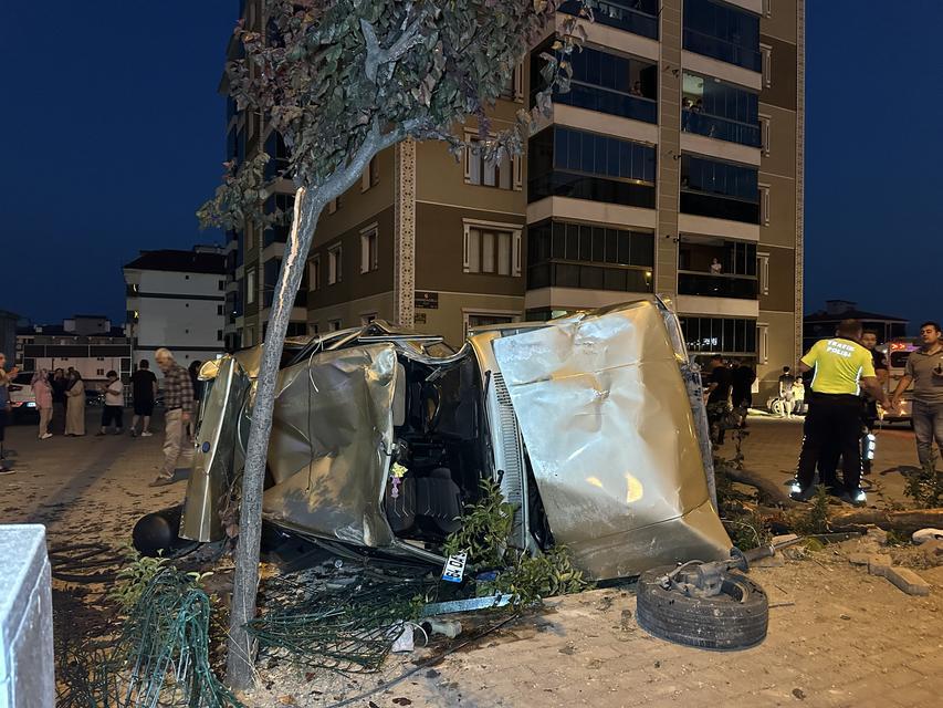 Yayalara çarpan otomobil takla atarak otoparka daldı