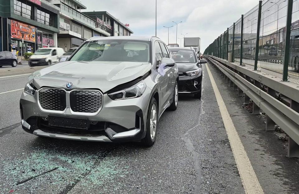 BEYLİKDÜZÜ'NDE DÜĞÜN KONVOYUNDA ZİNCİRLEME KAZA: 3 YARALI
