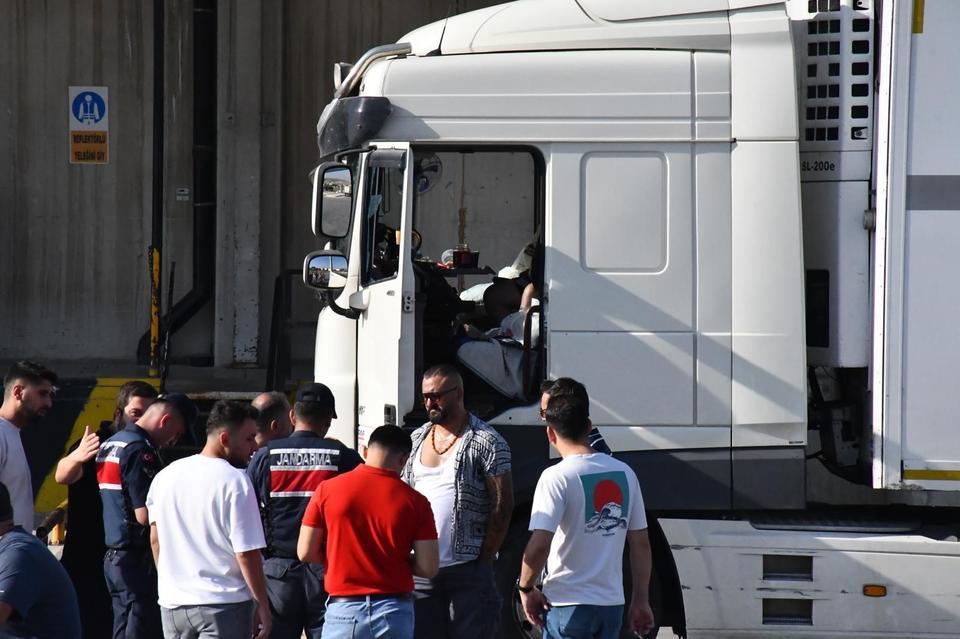 Tır sürücüsü aracında ölü bulundu