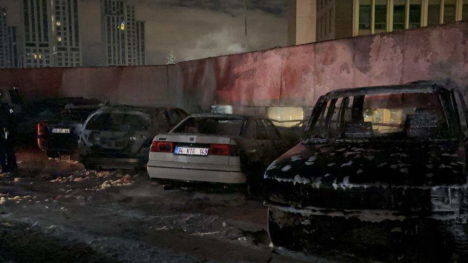 Park halindeki 5 araç alevlere teslim oldu