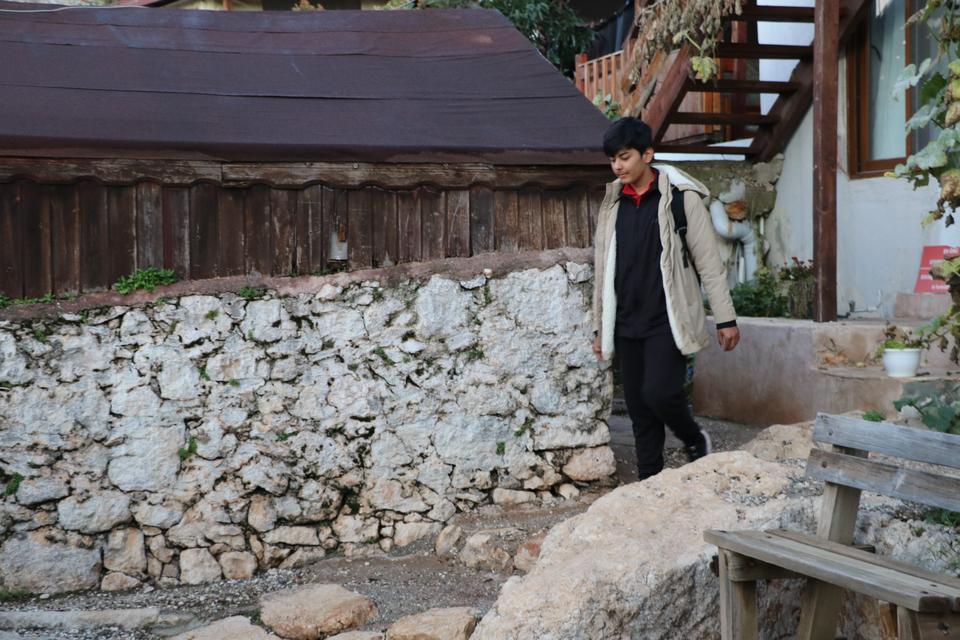 ANTALYA'DAN EĞİTİME YELKEN AÇAN TEKNE, BİR ÇOCUĞUN HAYALLERİNİ TAŞIYOR TEK ÖĞRENCİ İÇİN MAVİ YOLCULUK GİBİ OKUL SERVİSİ TEKNE İLE EVİNDEN ALINIP OKULA GÖTÜRÜLÜYOR DENİZ VE KARA SERVİSİNİ DEVLET KARŞILIYOR DENİZ YOLUYLA TARİHİN VE MAVİNİN İÇİNDEN KISKANDIRAN TAŞIMALI SİSTEM