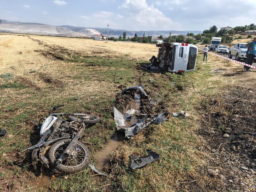 Minibüs ile motosiklet çarpıştı: 1 ölü