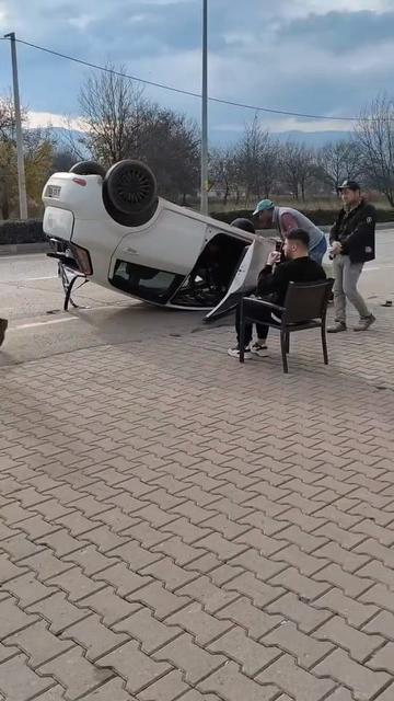 Taklalar atan otomobilden burnu kanamadan çıktı