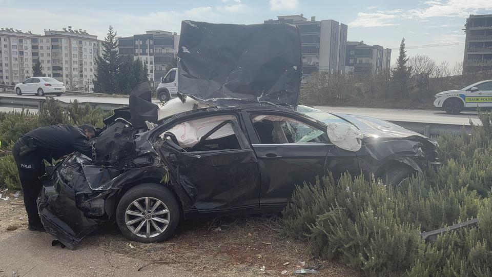 Kontrolden çıkan otomobil refüje uçtu: 1 ölü, 4 yaralı