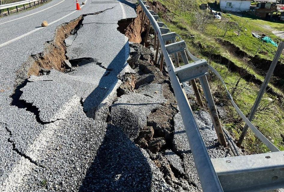 Aydın’da karayolu çöktü! Trafik tek şeride düştü