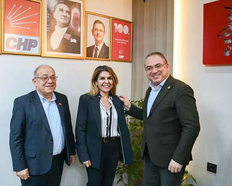 Yurtcan CHP'ye katıldı: Rozetini Karakoz taktı