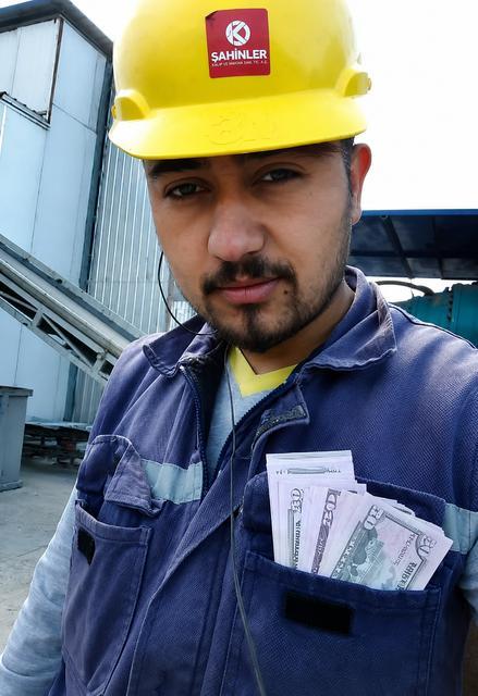 Devrilen iş makinesinin altında kalan operatör öldü