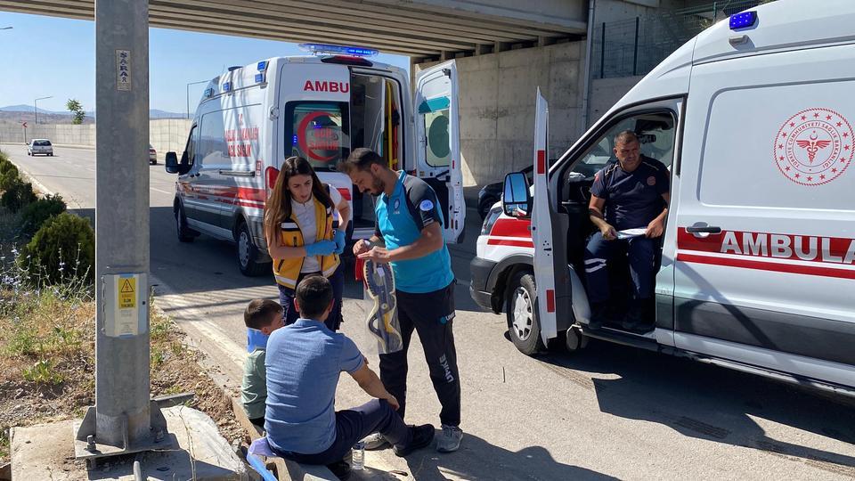 Karşı şeride geçen otomobil, kazaya neden oldu: 3 yaralı