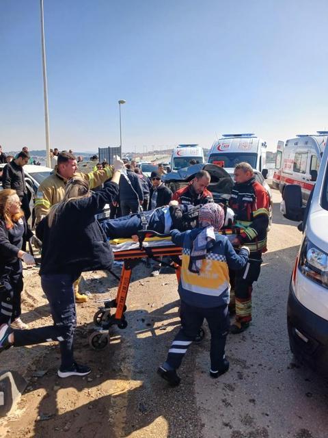 İki araç çarpıştı 2'si ağır 6 kişi yaralandı