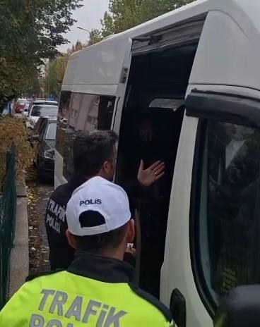 Dur ihtarına uymayan servis şoförü öğrencileri araçta bırakıp kaçtı