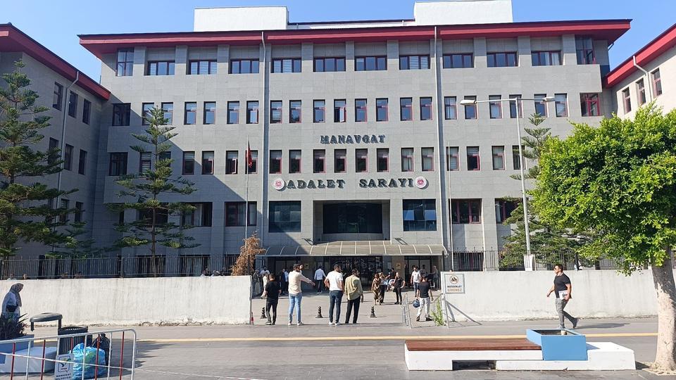 Baklava kutusunda 110 bin euro rüşvet alan başkan yardımcısı tutuklandı