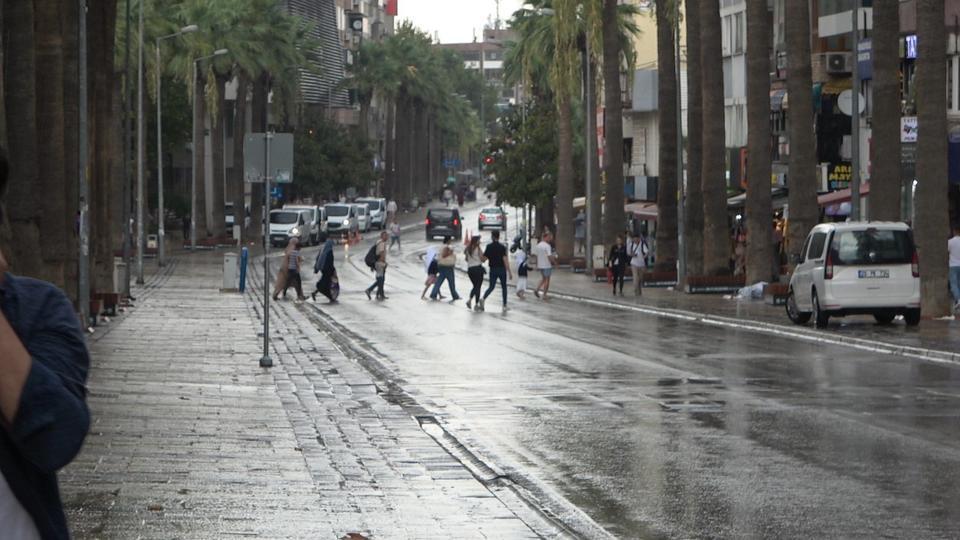 DENİZLİ AYLAR SONRA DÜŞEN YAĞMURLA SERİNLEDİ
