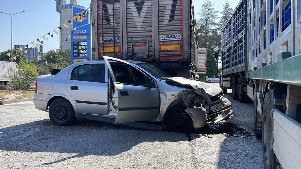 Polisin ‘dur' ihtarına uymadı, tırın altına girdi: 1'i ağır 2 yaralı