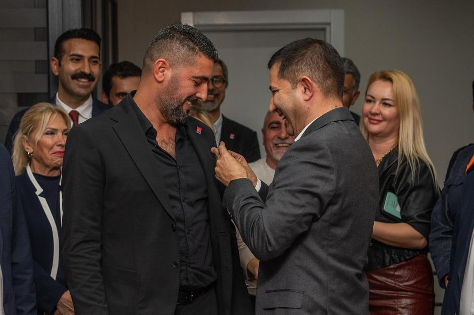 CHP rozeti Yaşar’a Başkan Günel tarafından takıldı