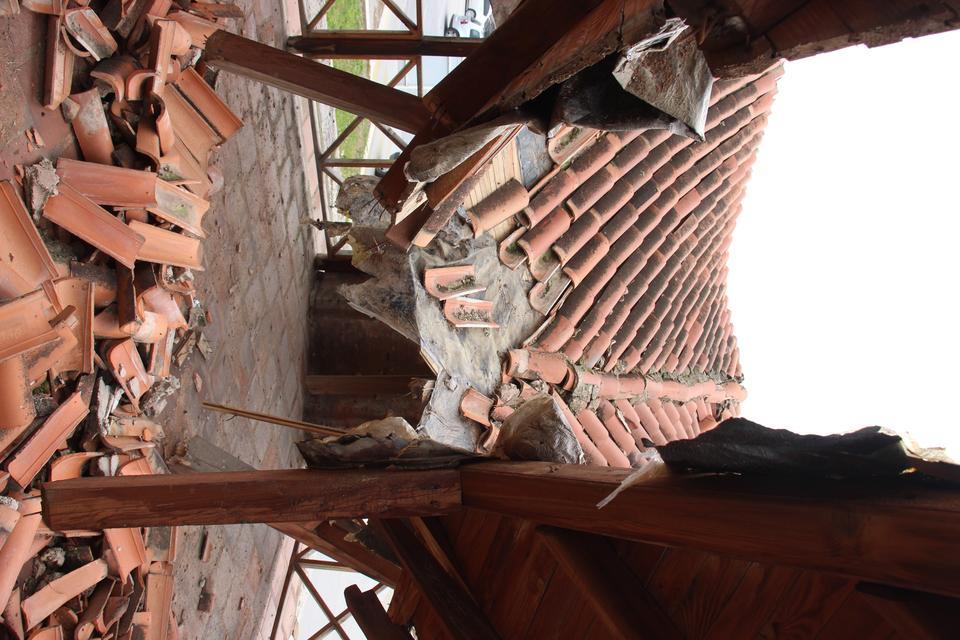 ASIRLARCA AYAKTA DURDU, TADİLAT YAPILDIKTAN SONRA BİRKAÇ YAĞMURDA YERE ÇÖKTÜ KORUMA ALTINDAKİ TARİHİ NAMAZGAHIN ÇATISI ÇÖKTÜ