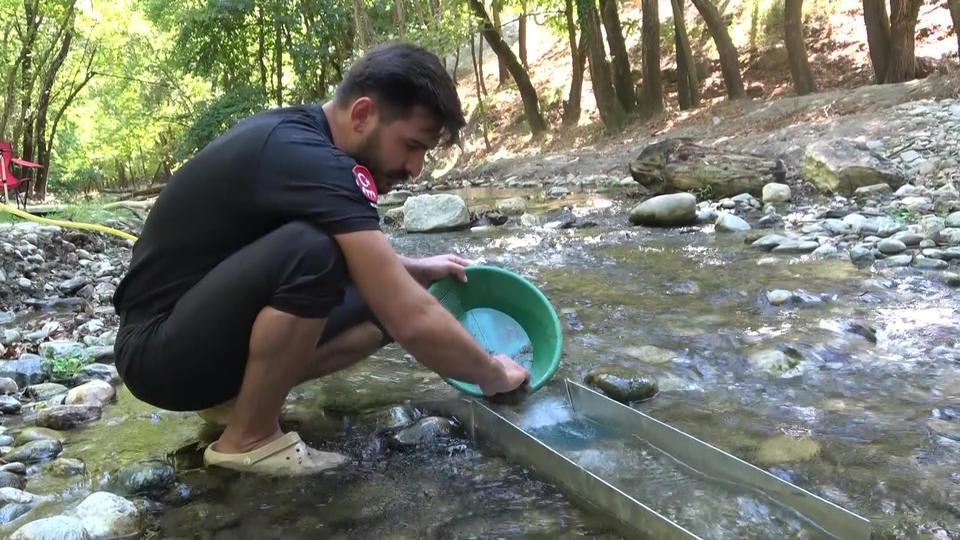 TÜRKİYE'DE ALTIN ÇOK ARAYAN YOK...DERELERDE HER GÜN 5 GRAM ALTIN ÇIKARIYORLAR ALTIN AVCISI TÜRKİYE'NİN DERELERİNDEN HER GÜN 5 GRAM ALTIN ÇIKARIYOR ALTIN ARARKEN KULLANDIĞI MAKİNEYİ GELİŞTİRDİ, ŞİMDİ DÜNYAYA İHRAÇ EDİYOR MESLEĞİNİ BIRAKIP ALTIN ARAMAYA YÖNELDİ: DÜNYAYI GEZİYOR, GÜNDE 5 GRAM ALTIN ÇIKARIYOR