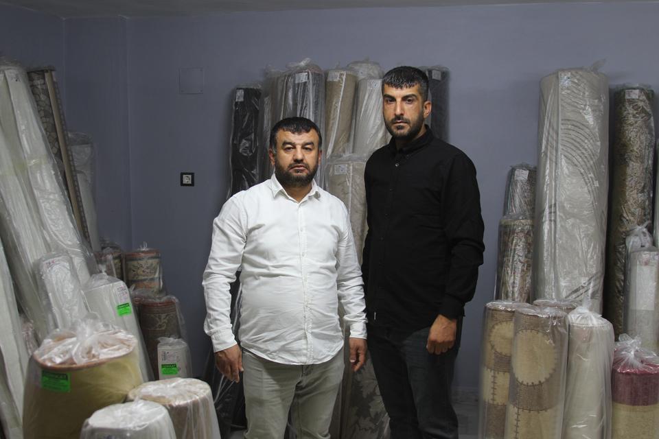 ADANA'DA HALIDAN SERVET ÇIKTI: DÜRÜST ÇALIŞANDAN ÖRNEK DAVRANIŞ 650 BİN LİRA DEĞERİNDEKİ ALTINLARI SAHİBİNE TESLİM ETTİ