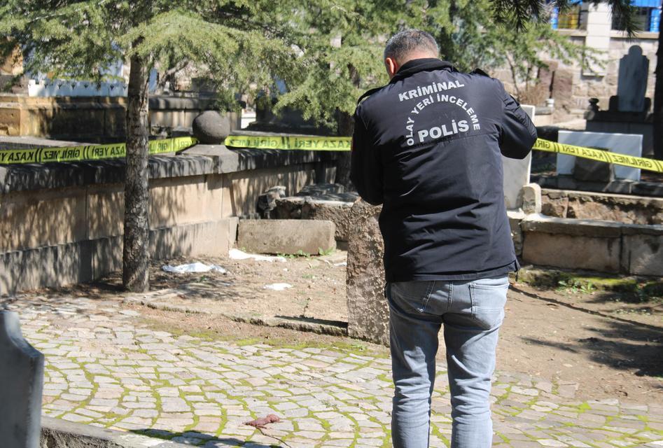 MEZARLIKTA 4 AYLIK CENİN BULUNDU