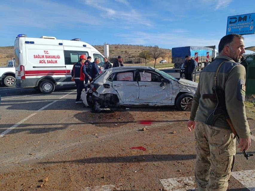 Karayolunda can pazarı: Tır doktorun otomobilini biçti