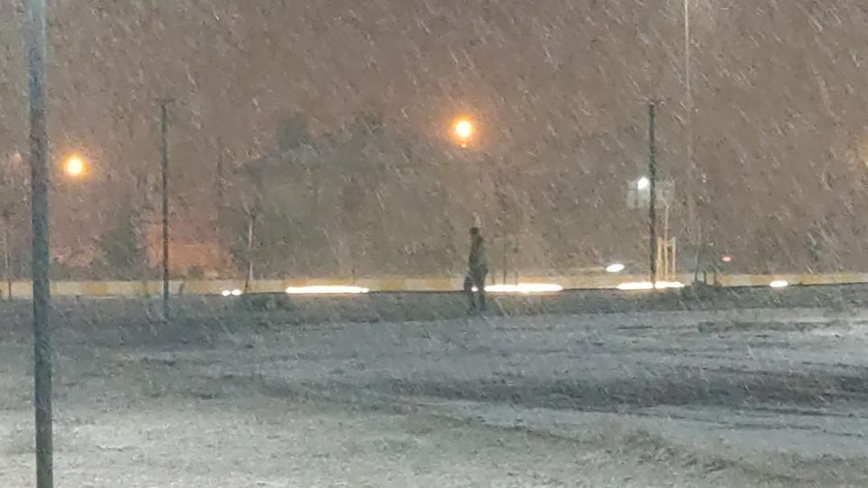 Beklenen kar geldi: Kent merkezi beyaza büründü