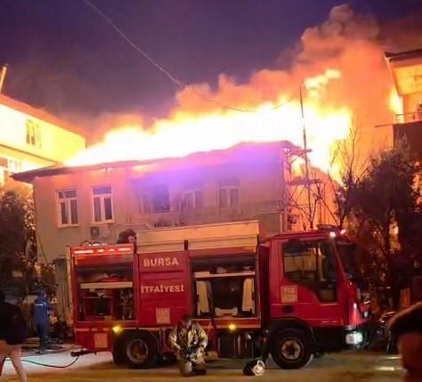 İki katlı evin çatısı alevlere teslim oldu