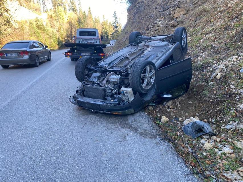 Gizli buzlanma otomobili tepetaklak yaptı: 2 yaralı