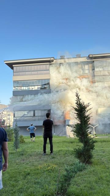 Buzdolabından çıkan yangında evde büyük hasar meydana geldi