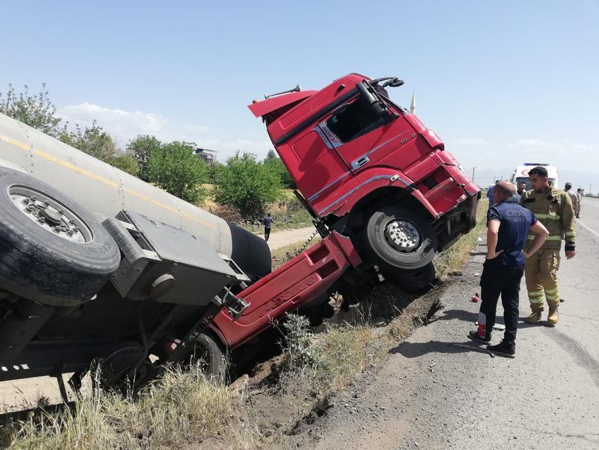 Sürücüsü bayılan tır şarampolde devrildi
