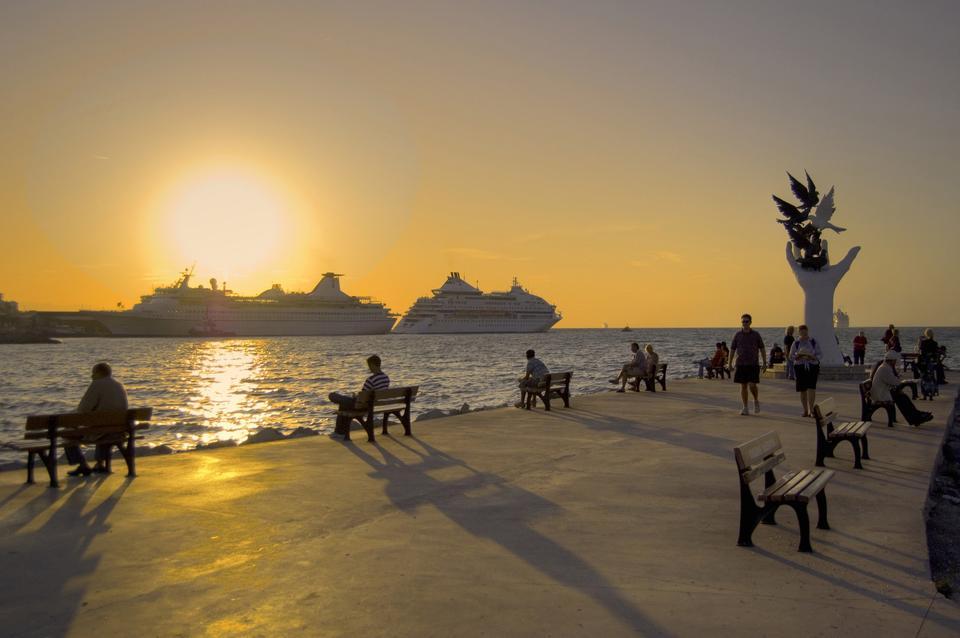 Kuşadası, yatırımlar ile cazibe merkezi oluyor