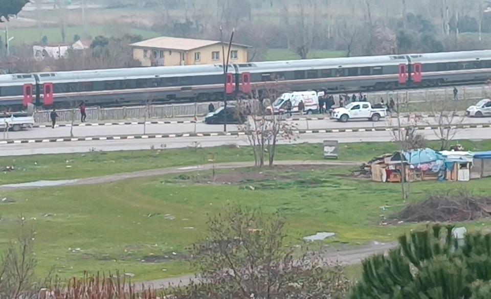 MANİSA'DA TRENİN ÇARPTIĞI GENÇ ADAM AĞIR YARALANDI