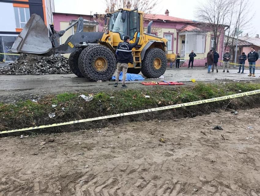 Emekli imam, kepçenin altında kalarak can verdi