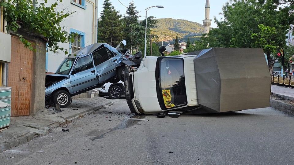 Kamyonet park halindeki otomobile çarptı: 1 yaralı