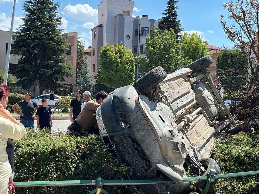 Çarptığı ağacı deviren araç takla attı