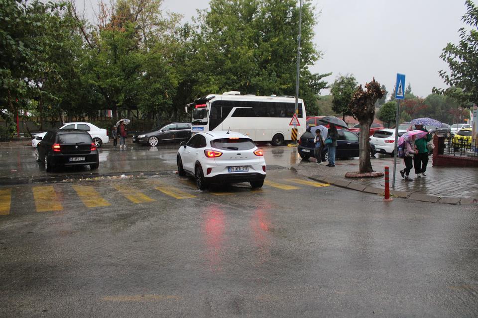 Aydın’da sağanak yağış başladı