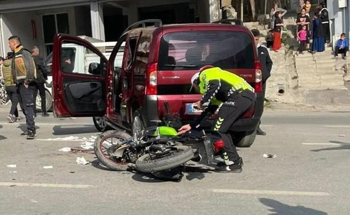 Motosikletle kamyonet çarpıştı: 1 yaralı