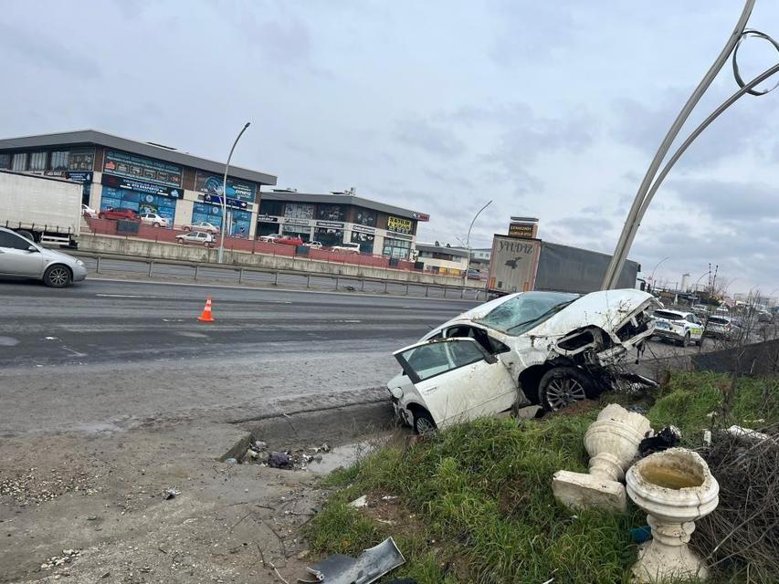 Kontrolünü kaybeden araç direğe çarptı, 3 yaralı