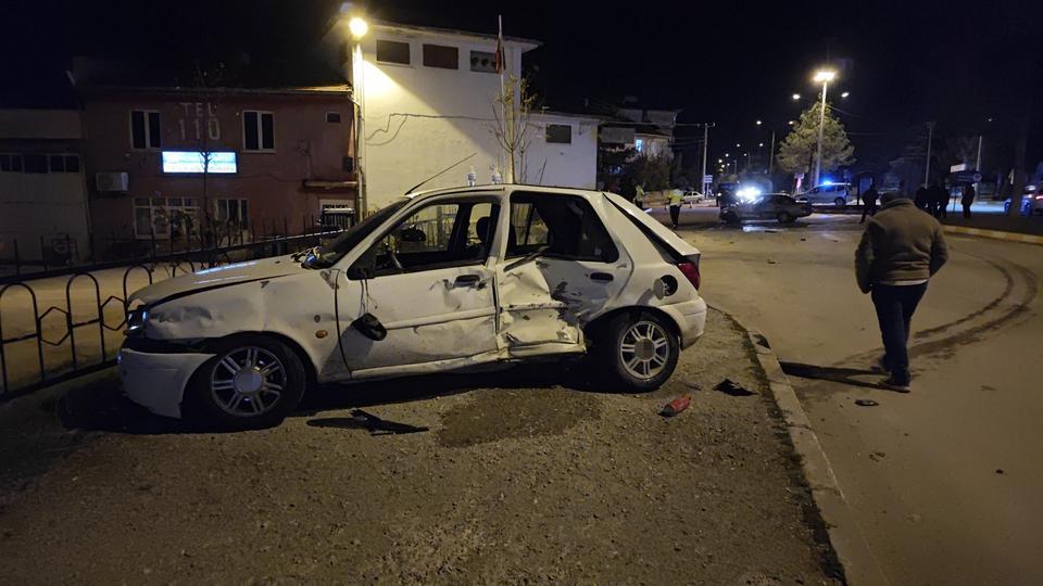 Otomobiller kavşakta çarpıştı: 3 yaralı