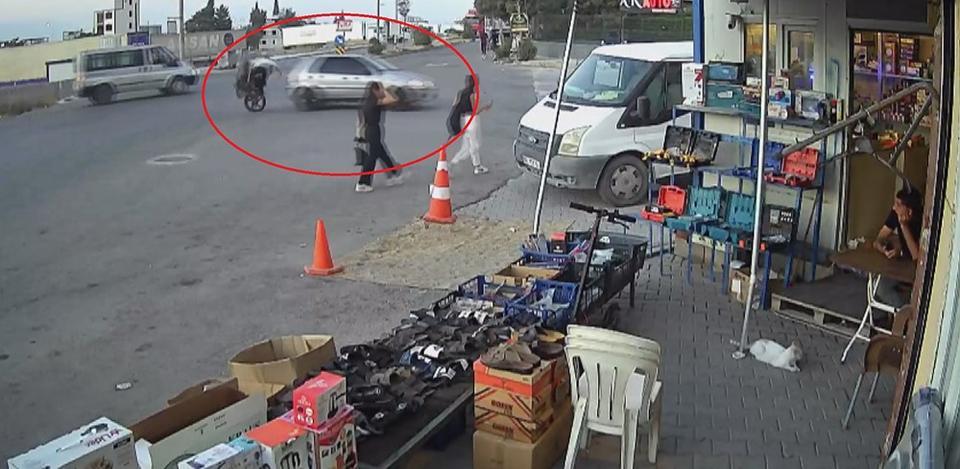 Motosiklet otomobile ok gibi saplandı