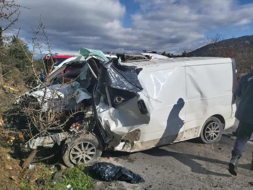 Belediye otobüsü ile panelvan çarpıştı: 1 ölü, 8 yaralı