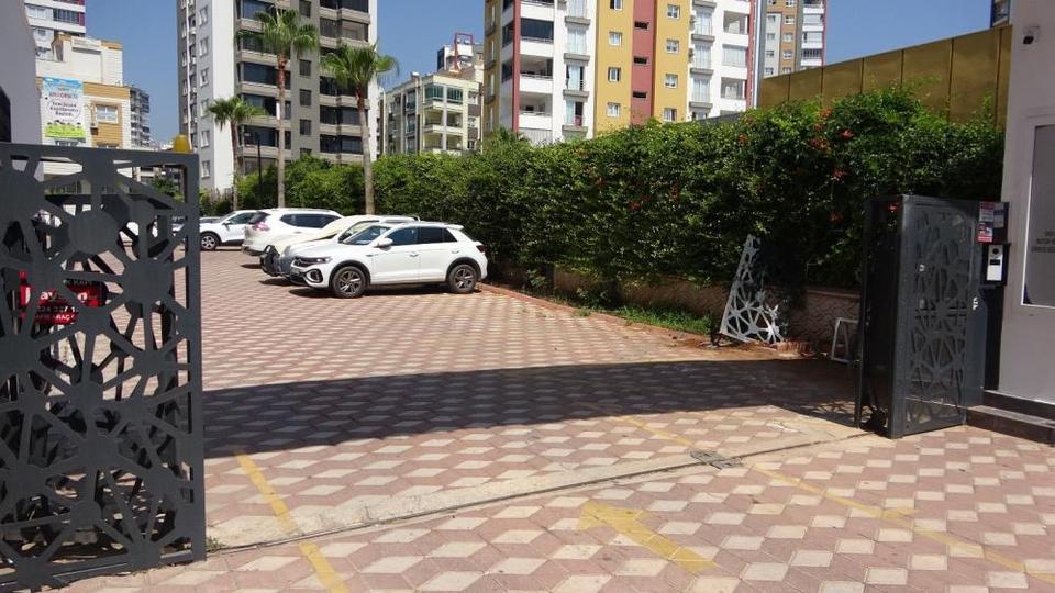 Bir anda gaza basınca kapıya çarpıp komşusunu ezdi